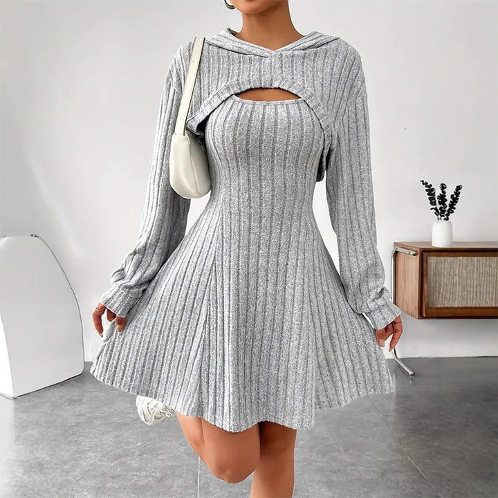 Mirellia - Vestido mini em malha com capuz e recortes